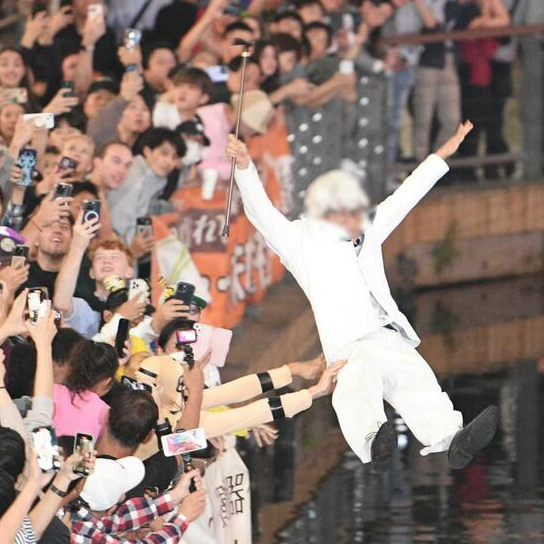 Joyful Leaps into Dotonbori River as Hanshin Tigers Win Japan's Baseball Championship