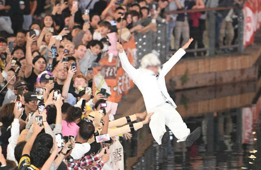 Joyful Leaps into Dotonbori River as Hanshin Tigers Win Japan's Baseball Championship