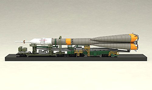 1/150 Plastic Model Soyuz Rocket & Transport Train