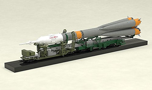 1/150 Plastic Model Soyuz Rocket & Transport Train