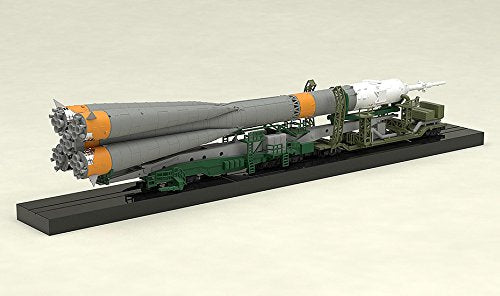 1/150 Plastic Model Soyuz Rocket & Transport Train