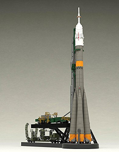 1/150 Plastic Model Soyuz Rocket & Transport Train
